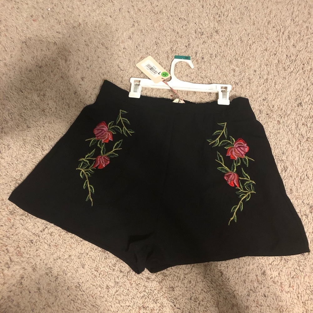 Black dress shorts with roses embroidery